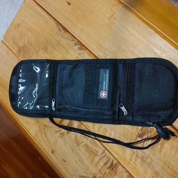 SwissGear Versatile Compact Nylon Travel Bag - Picture 6 of 14